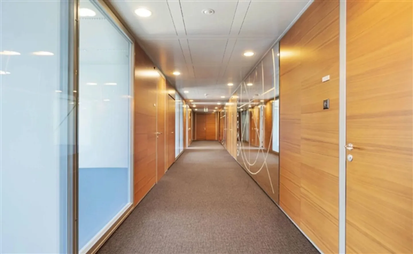 Patio Plaza - Offices for Rent in the Heart of a Luxurious Business Center - Photo 4 of 8