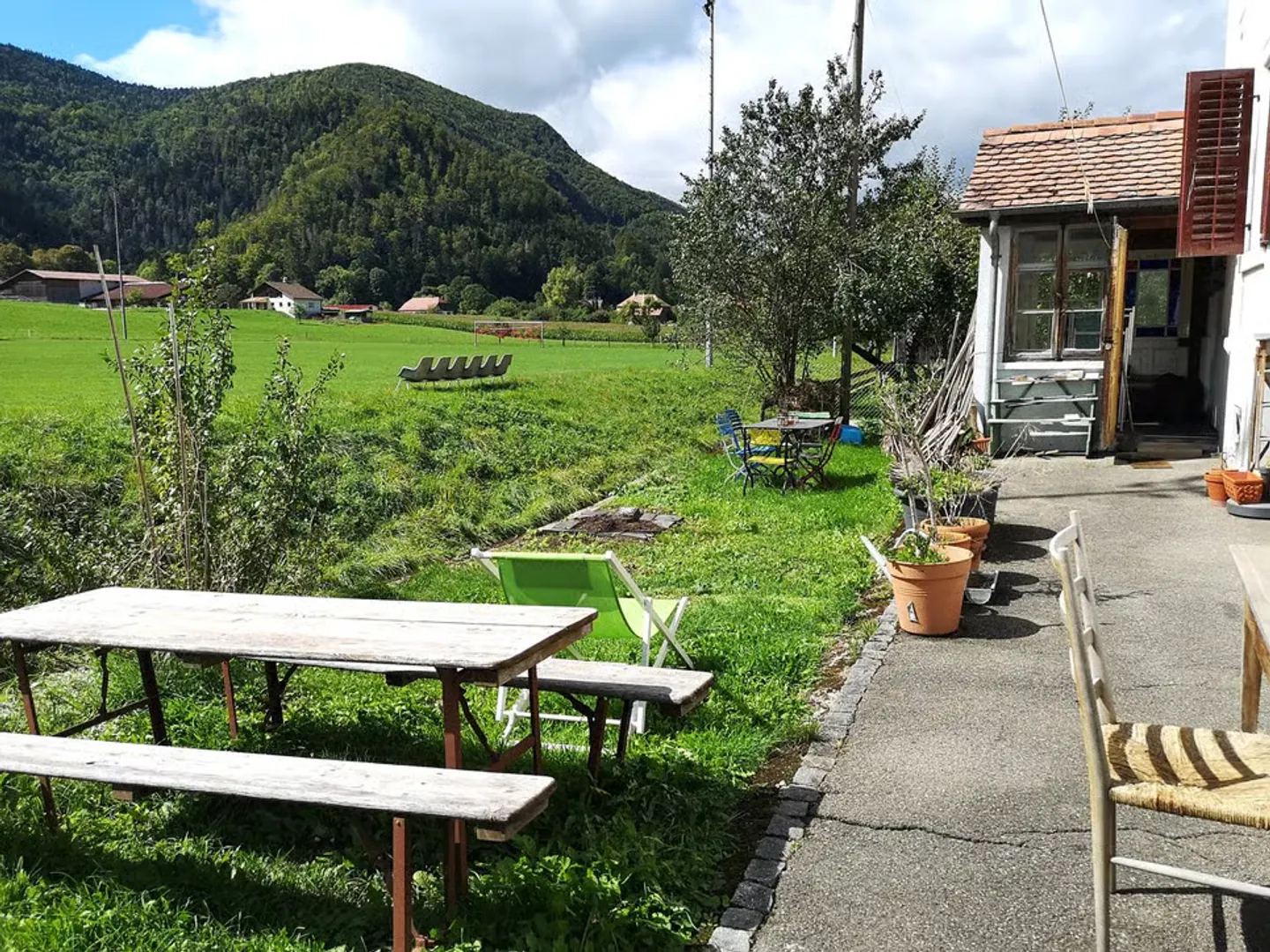 Maison multifonctionnelle avec 3 appartements, carnotzet et jardin - Photo 2 sur 13