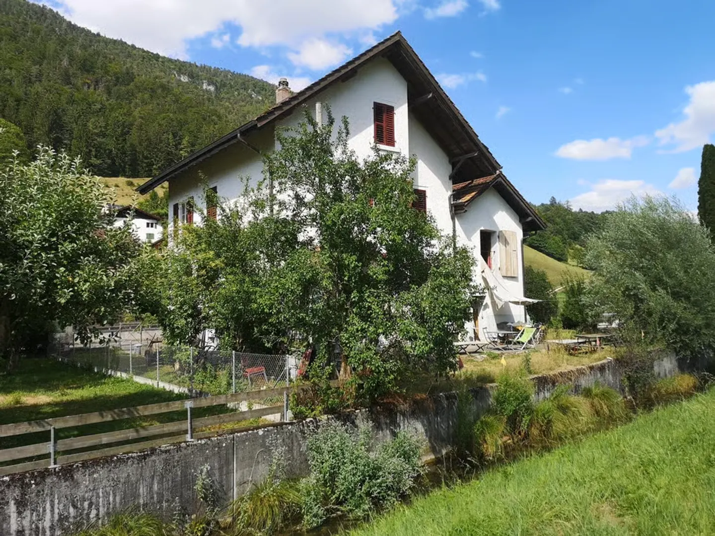 Maison multifonctionnelle avec 3 appartements, carnotzet et jardin - Photo 5 sur 13