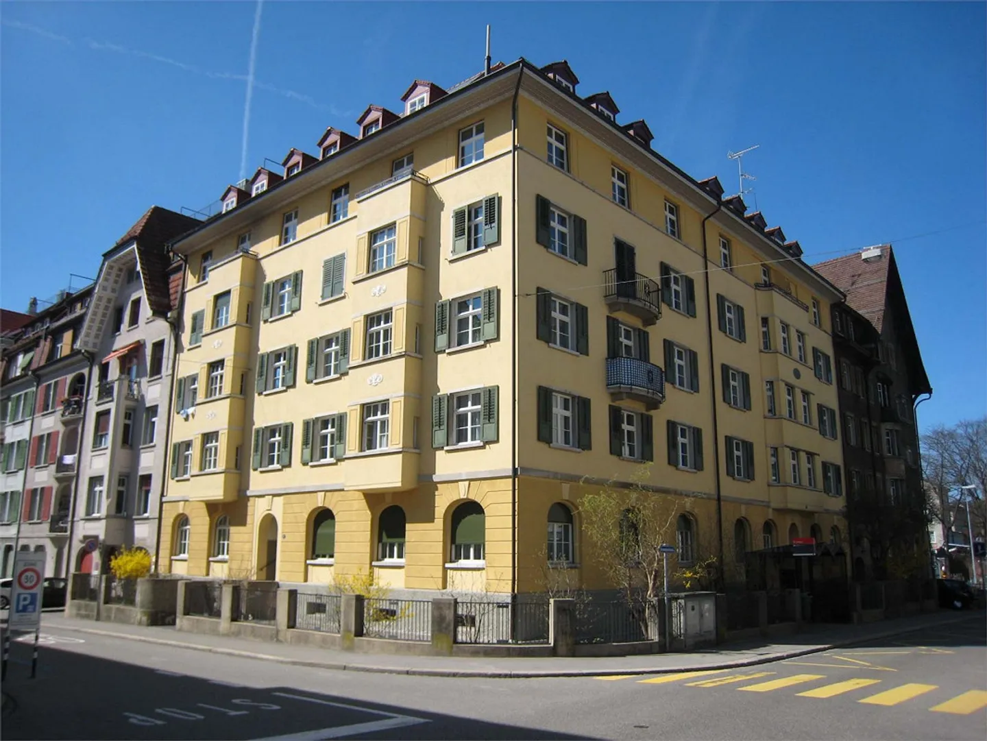 Spacious 3.5 Room Apartment Near Hospitals - Photo 1 of 8