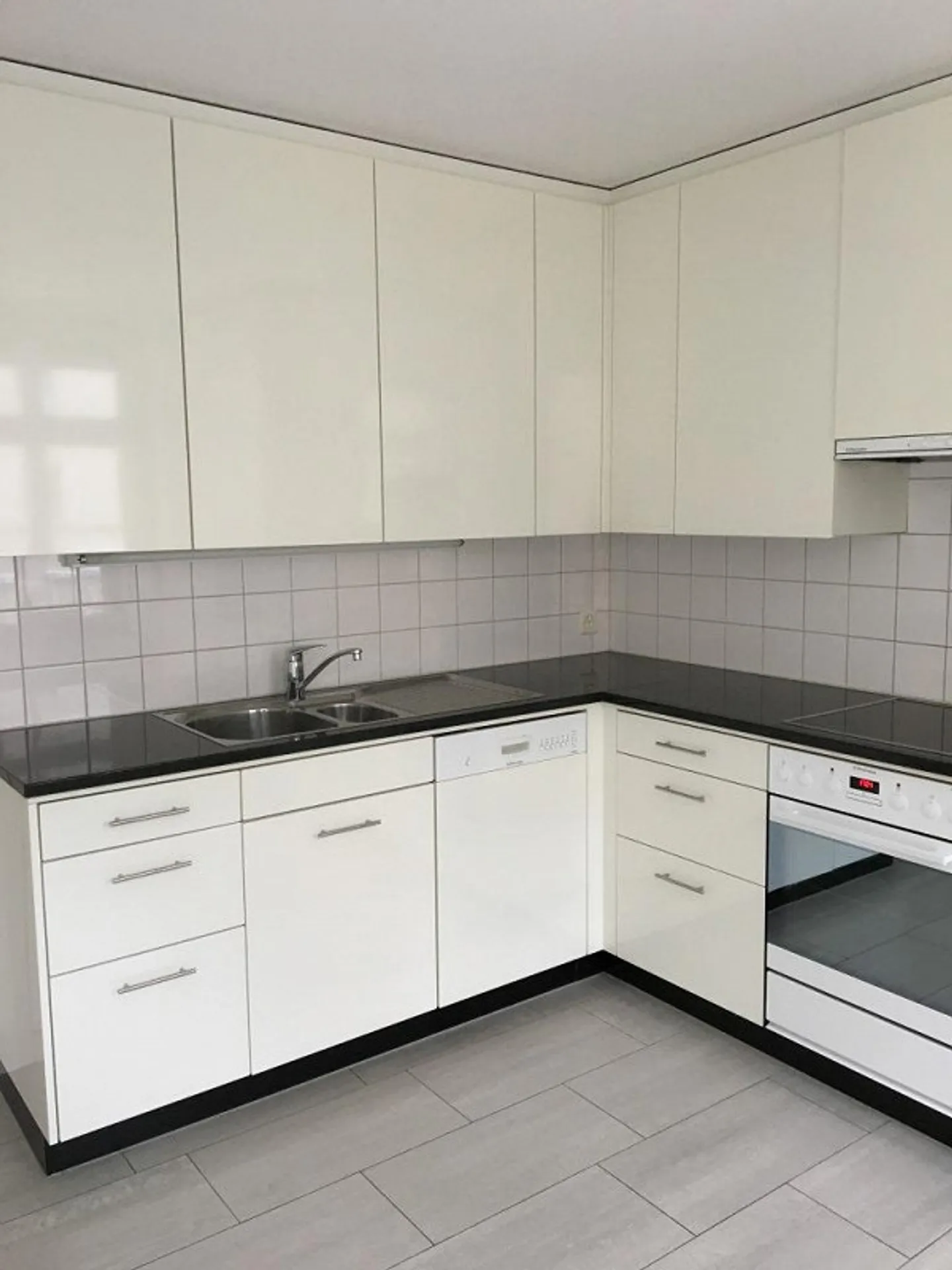 Spacious 3.5 Room Apartment Near Hospitals - Photo 2 of 8