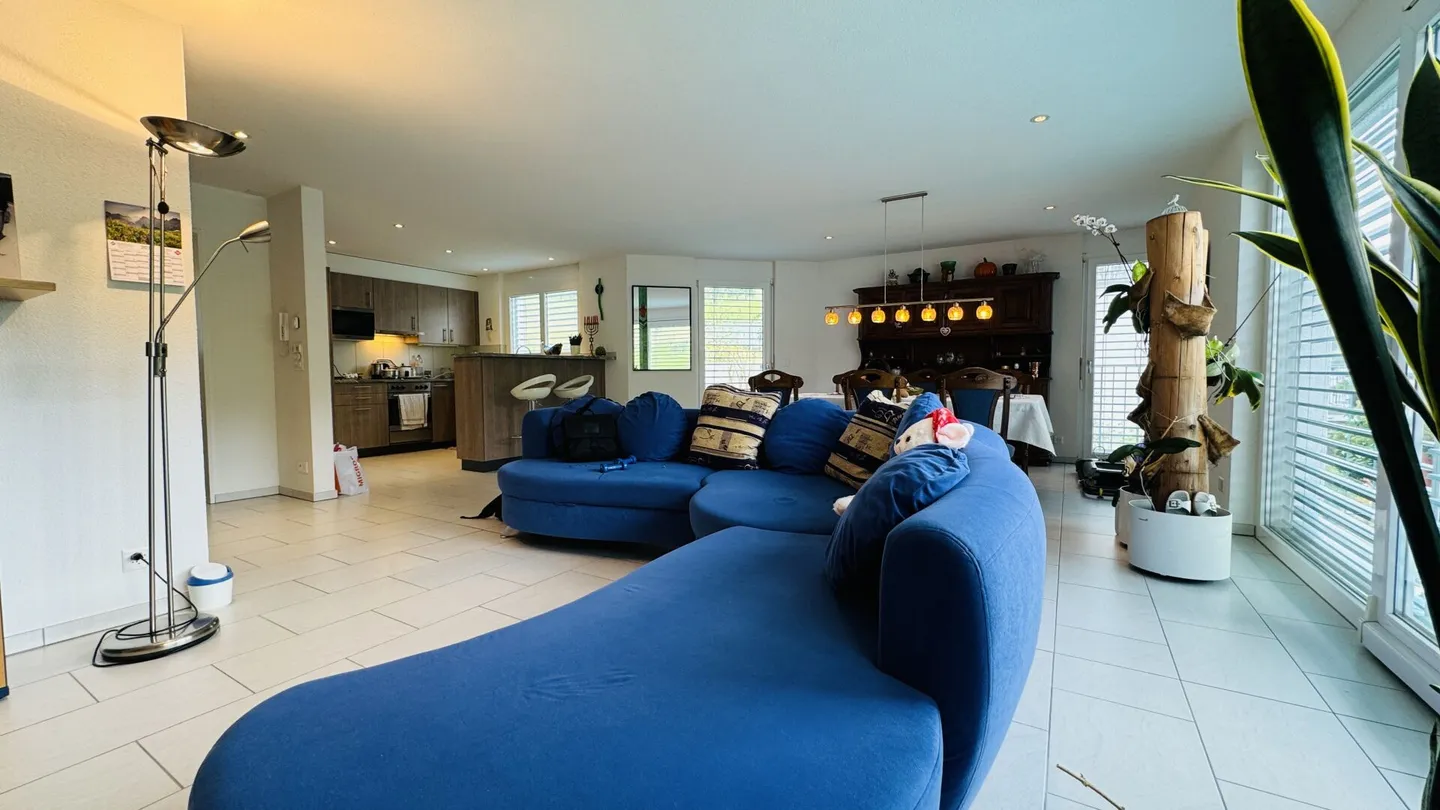 Magnifique maison jumelée de 5,5 pièces avec jardin, coin salon, balcon et 2 places de parking - Photo 4 sur 28