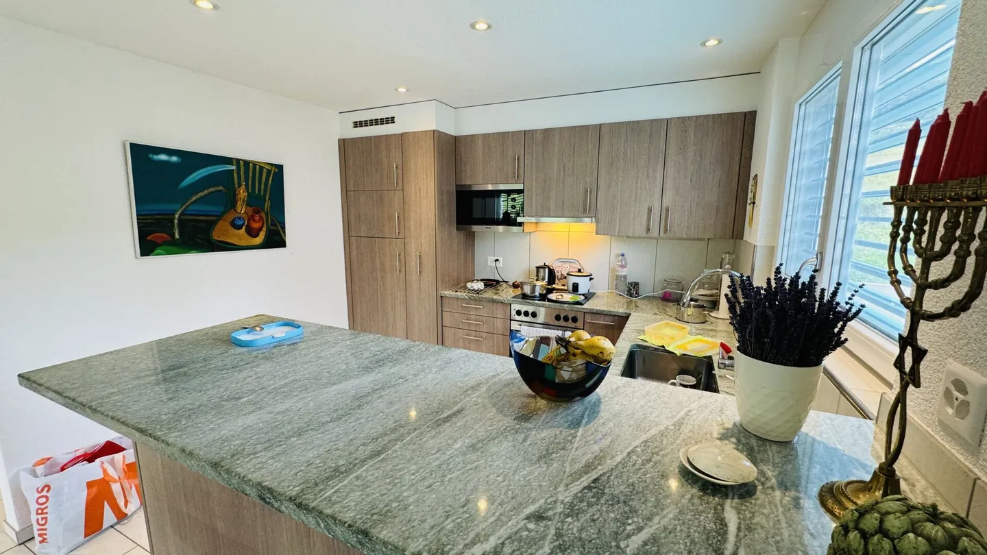 Magnifique maison jumelée de 5,5 pièces avec jardin, coin salon, balcon et 2 places de parking - Photo 5 sur 28