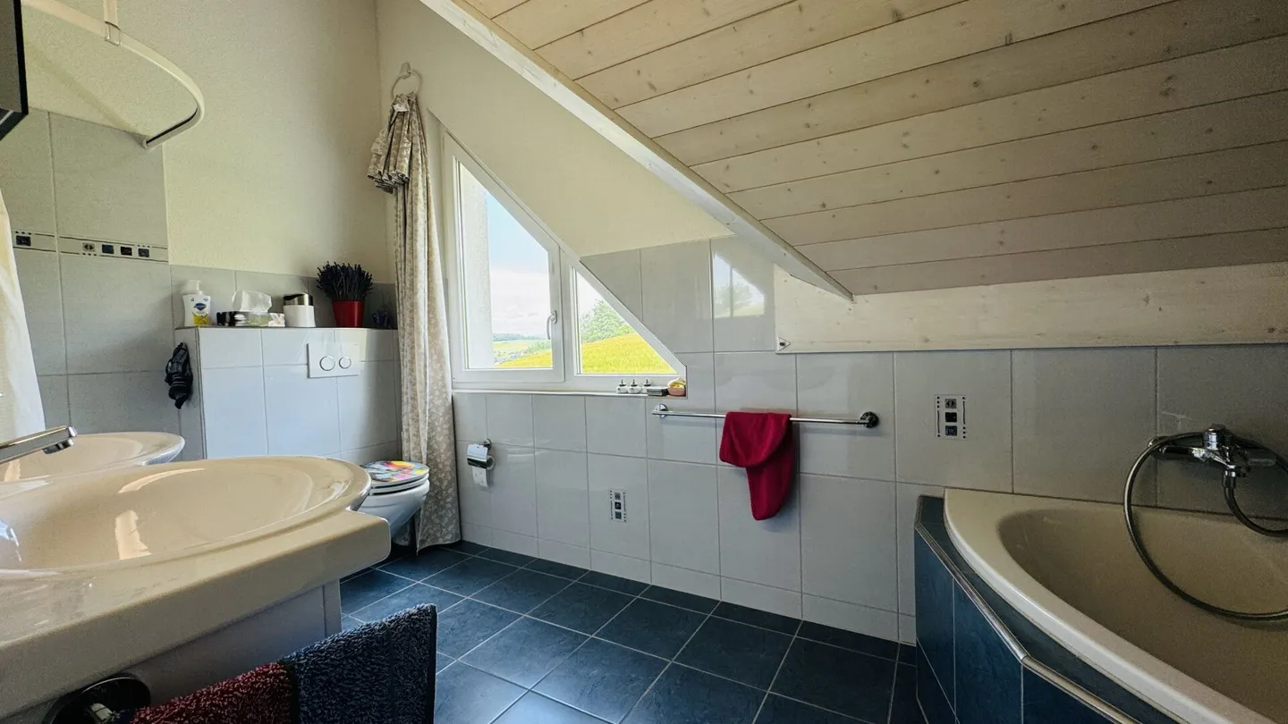 Magnifique maison jumelée de 5,5 pièces avec jardin, coin salon, balcon et 2 places de parking - Photo 13 sur 28