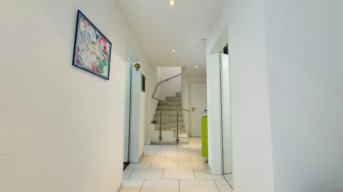 Magnifique maison jumelée de 5,5 pièces avec jardin, coin salon, balcon et 2 places de parking - Photo 8 sur 28