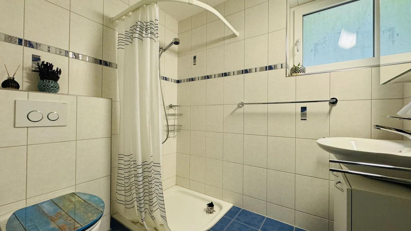 Magnifique maison jumelée de 5,5 pièces avec jardin, coin salon, balcon et 2 places de parking - Photo 9 sur 28