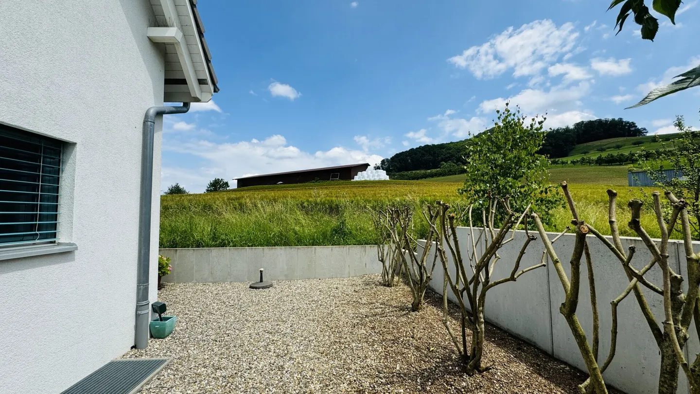 Magnifique maison jumelée de 5,5 pièces avec jardin, coin salon, balcon et 2 places de parking - Photo 24 sur 28