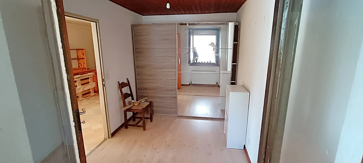Casa con 2 appartamenti, veranda, giardino, garage: ristrutturazioni necessarie - Foto 36 di 37