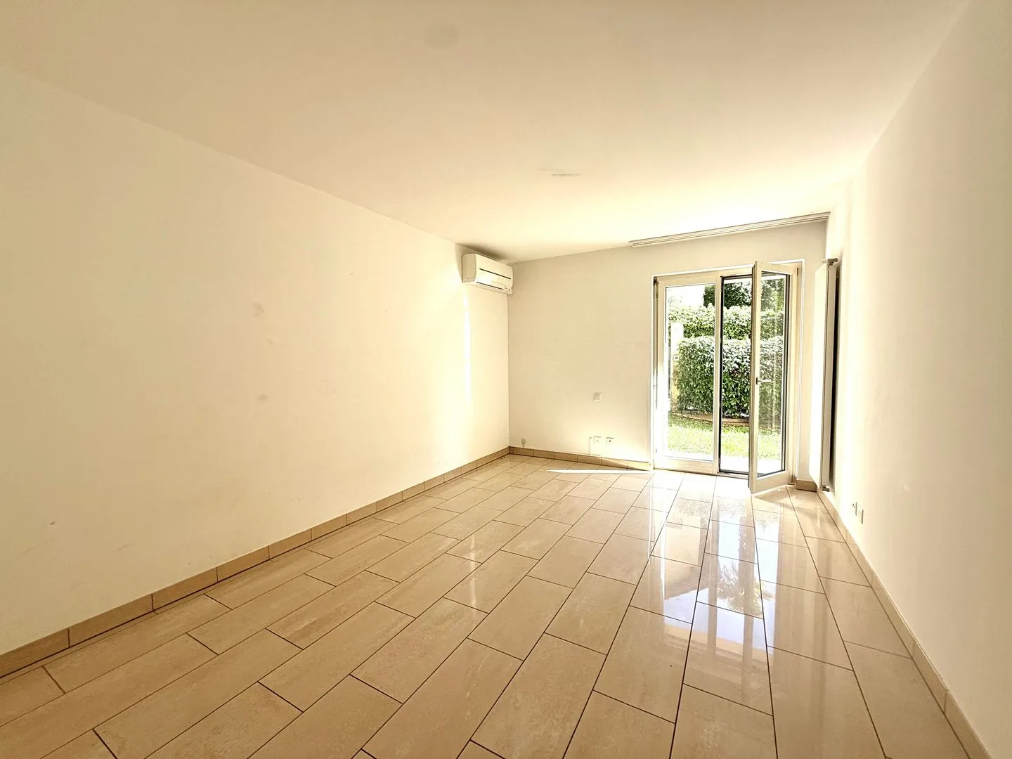 Appartement Élégant avec Vue sur le Lac - Photo 8 sur 12