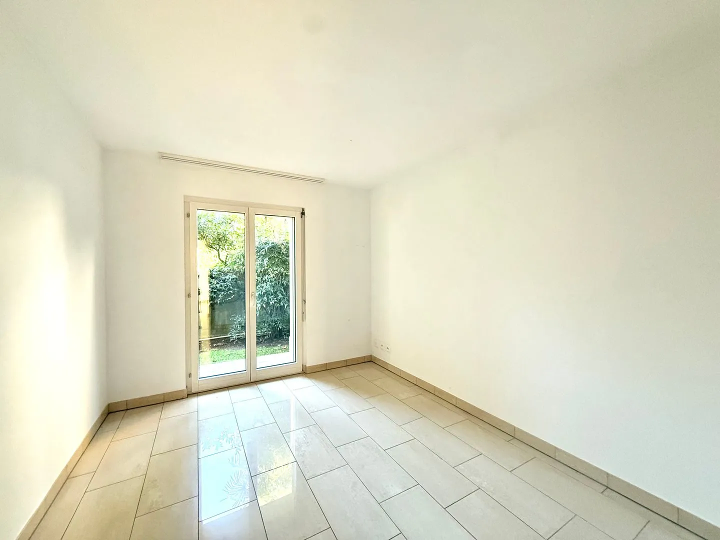 Appartement Élégant avec Vue sur le Lac - Photo 9 sur 12