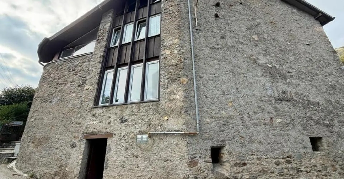 Geräumige Bifamiliare in Grüner Lage - Foto 2 von 4