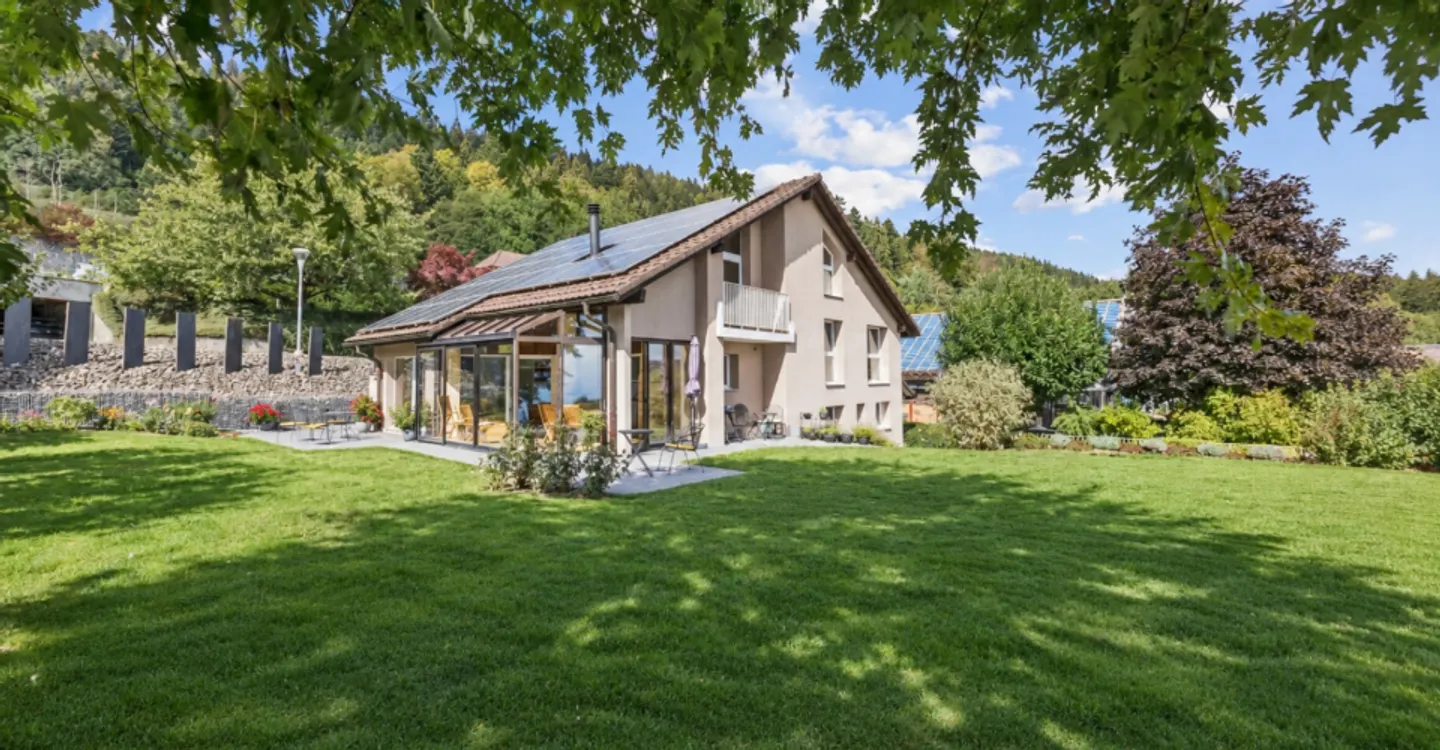 Wunderschöne individuelle Villa mit einem schönen Garten und 2 Garagenboxen - Foto 1 von 11