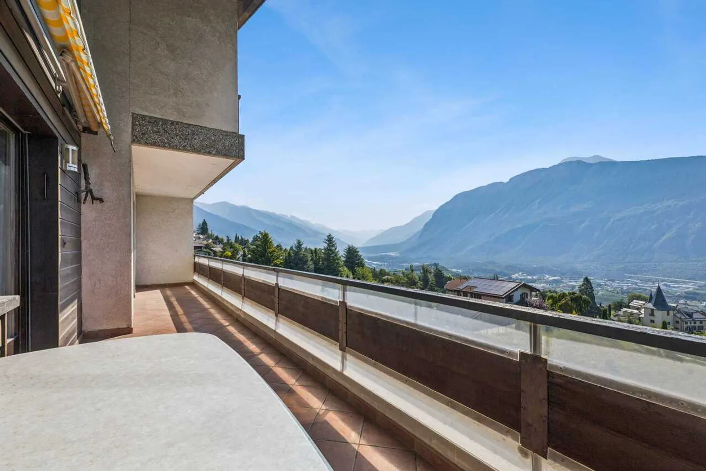 Idillio di vacanza con panorama alpino: appartamento con 4 camere a Noble-Contrée - Foto 2 di 13