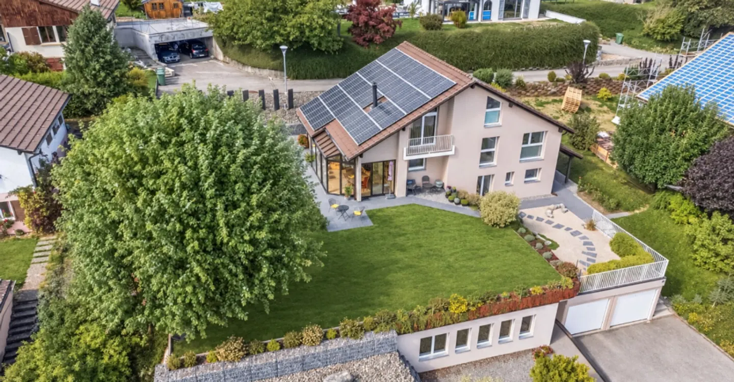 Wunderschöne individuelle Villa mit einem schönen Garten und 2 Garagenboxen - Foto 3 von 11