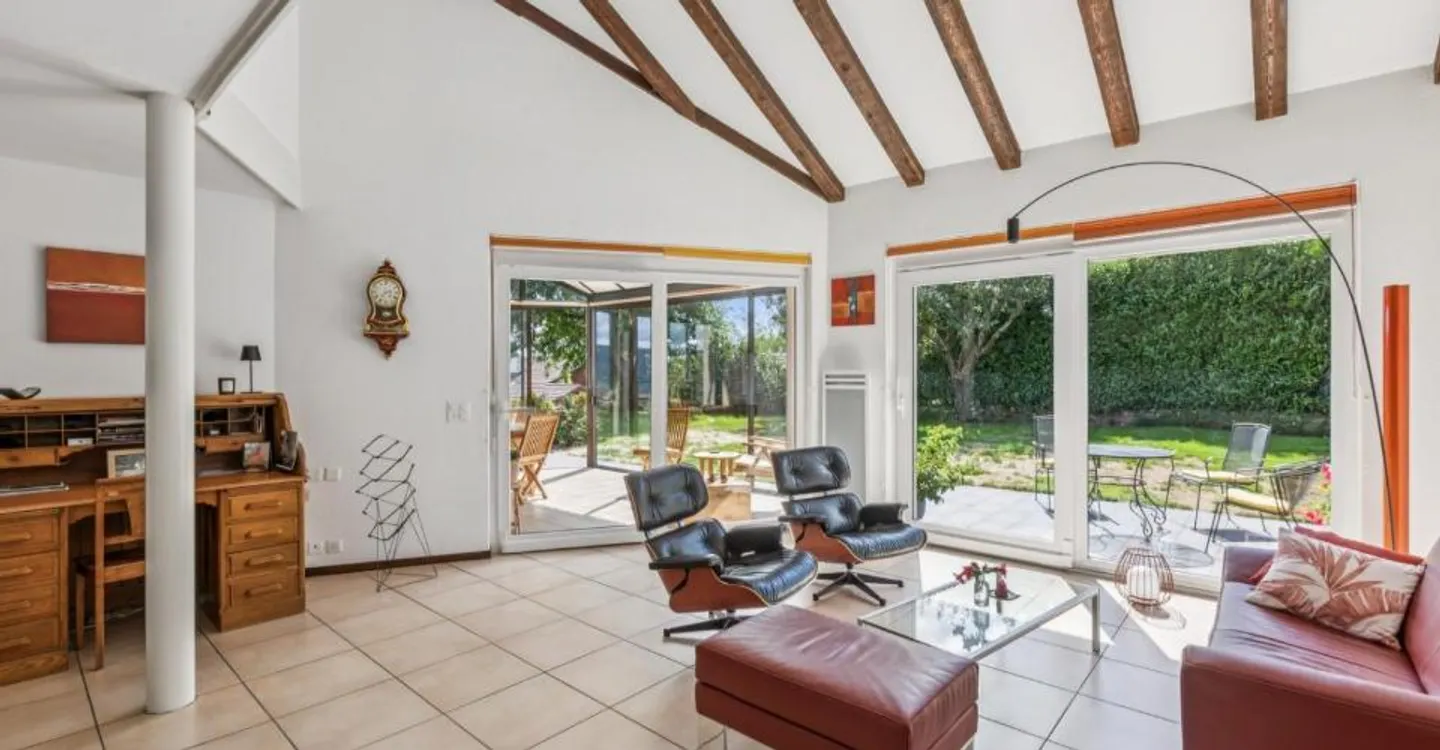 Wunderschöne individuelle Villa mit einem schönen Garten und 2 Garagenboxen - Foto 4 von 11
