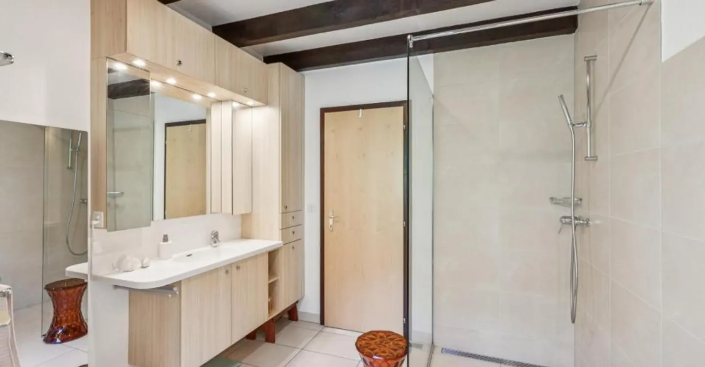 Wunderschöne individuelle Villa mit einem schönen Garten und 2 Garagenboxen - Foto 7 von 11