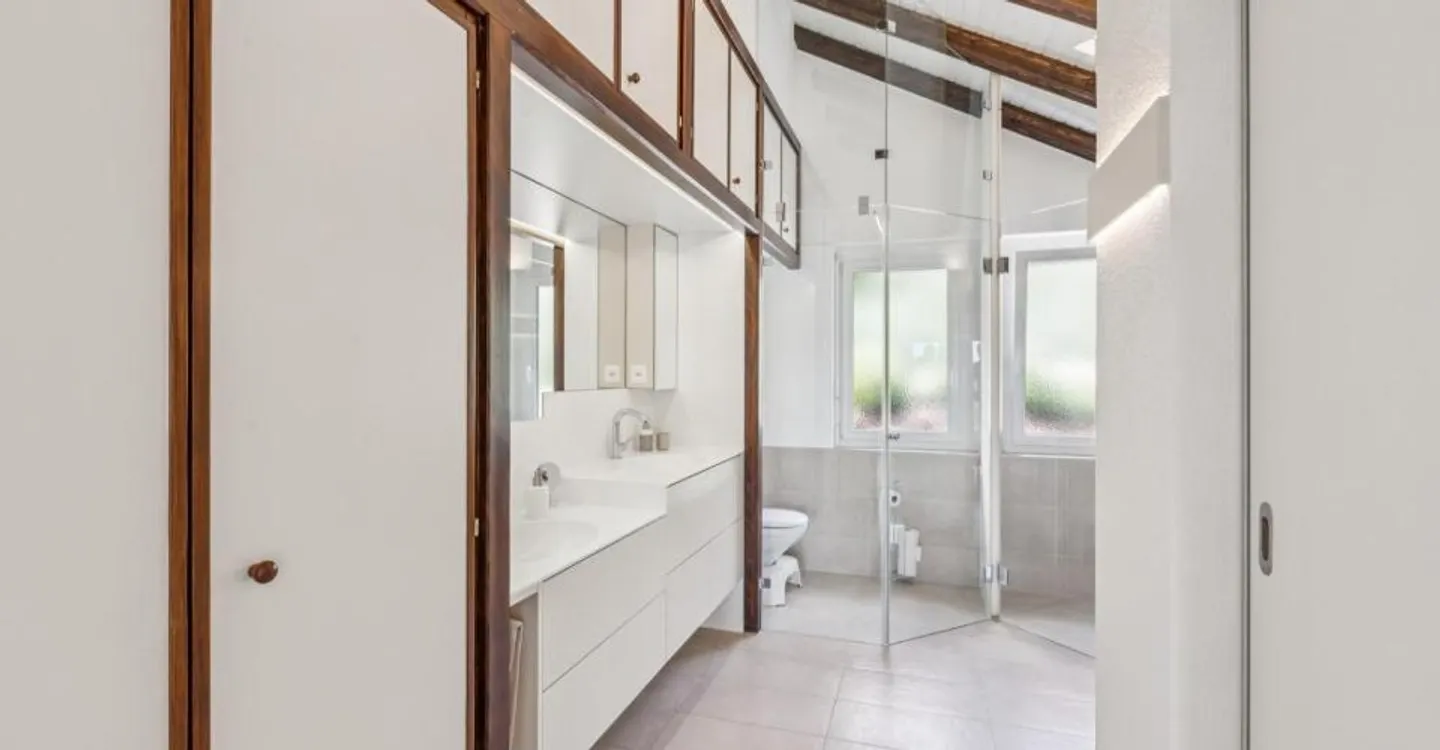 Wunderschöne individuelle Villa mit einem schönen Garten und 2 Garagenboxen - Foto 10 von 11