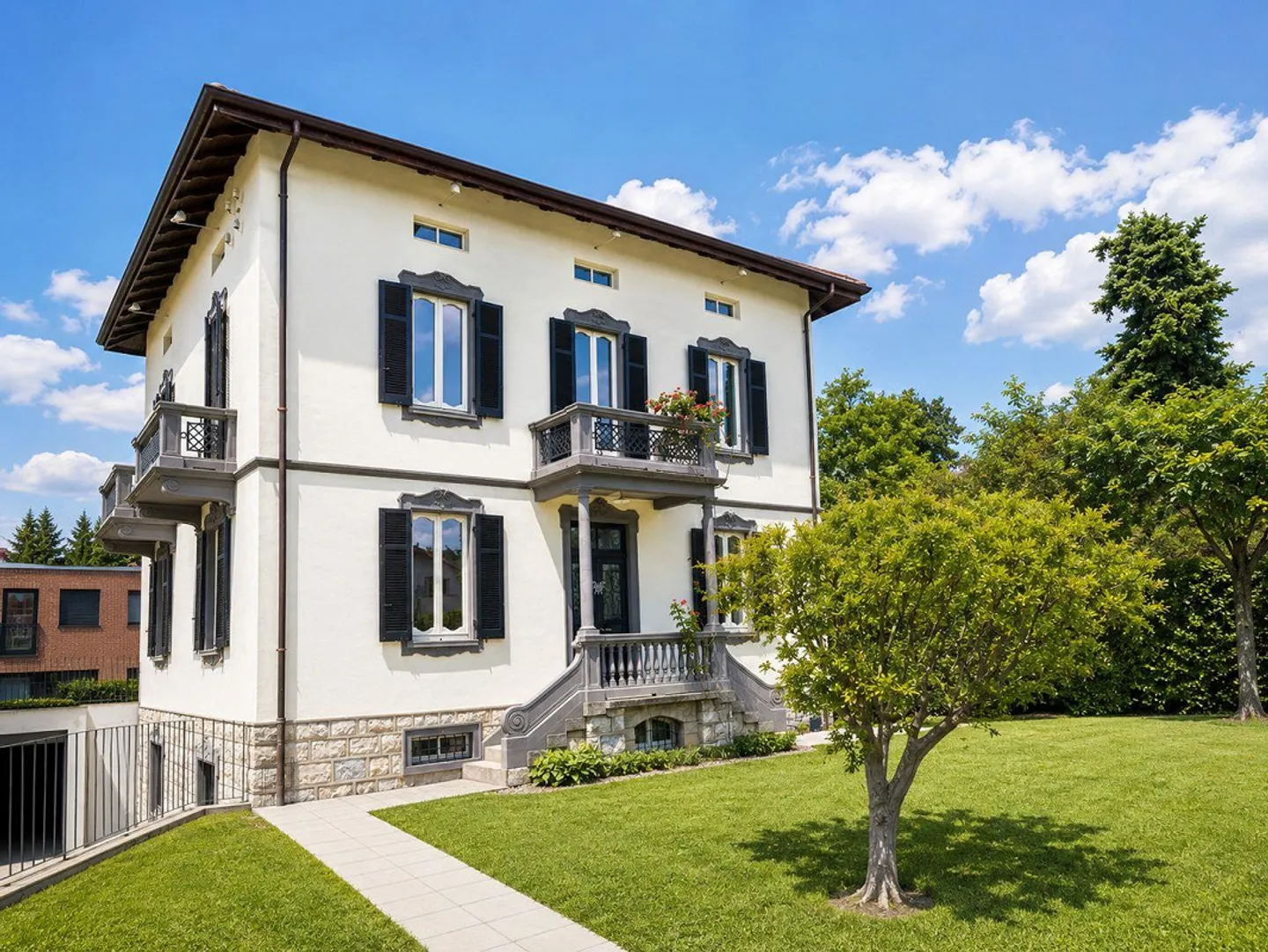 Elegante villa ristrutturata a Morbio - Foto 1 di 16