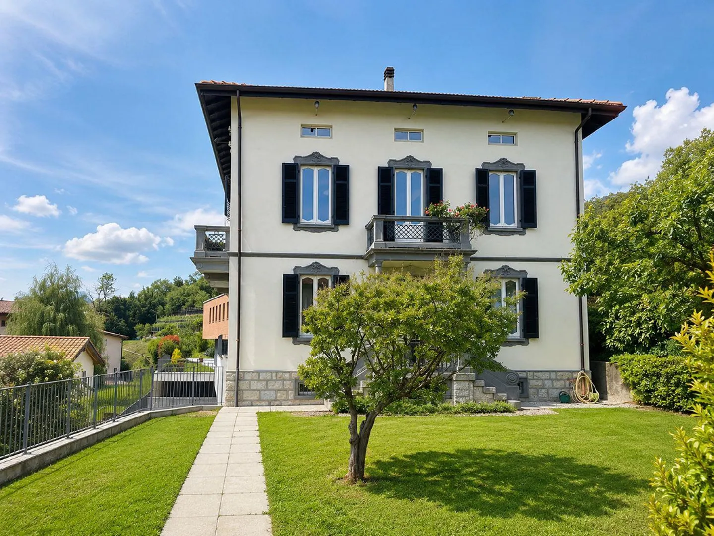 Elegante villa ristrutturata a Morbio - Foto 2 di 16