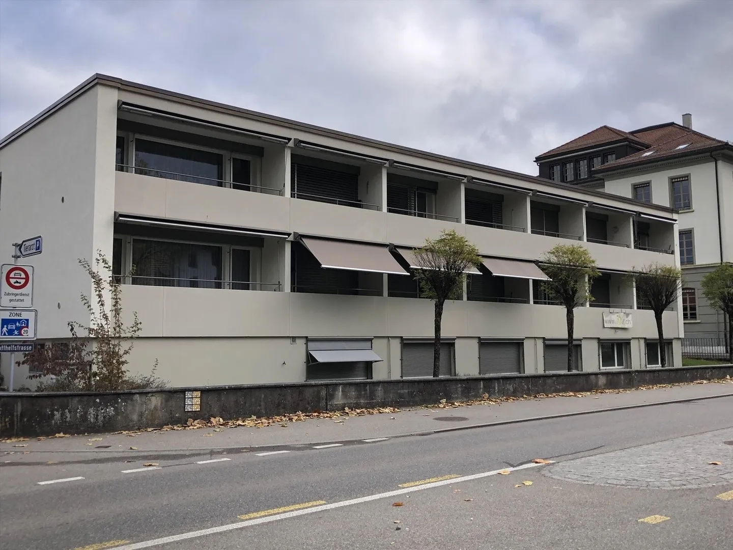 Idéal comme petit bureau.... - Photo 2 sur 4