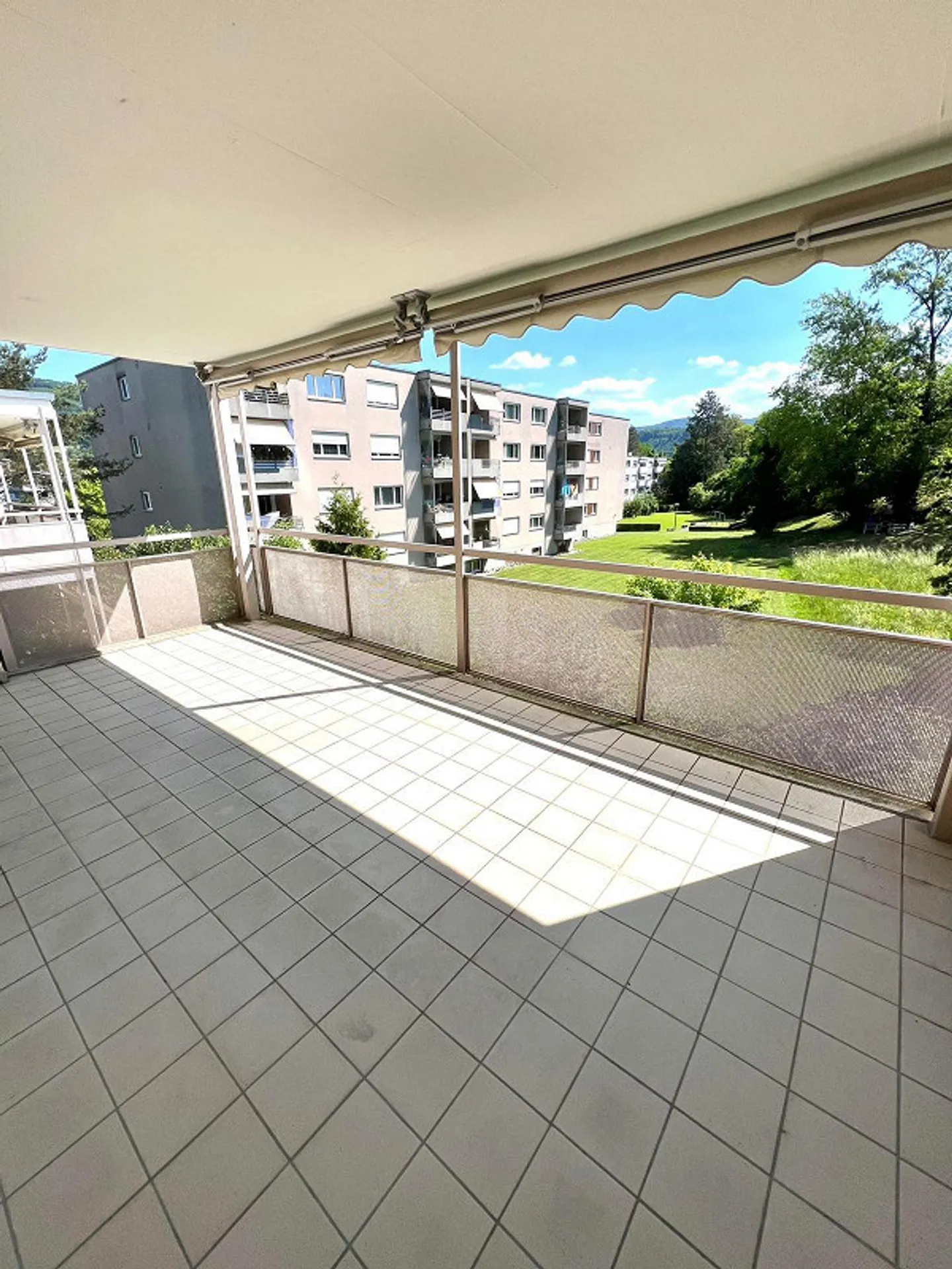 Moderno appartamento di 3,5 stanze vicino alla piscina del giardino di Aesch - Foto 10 di 11