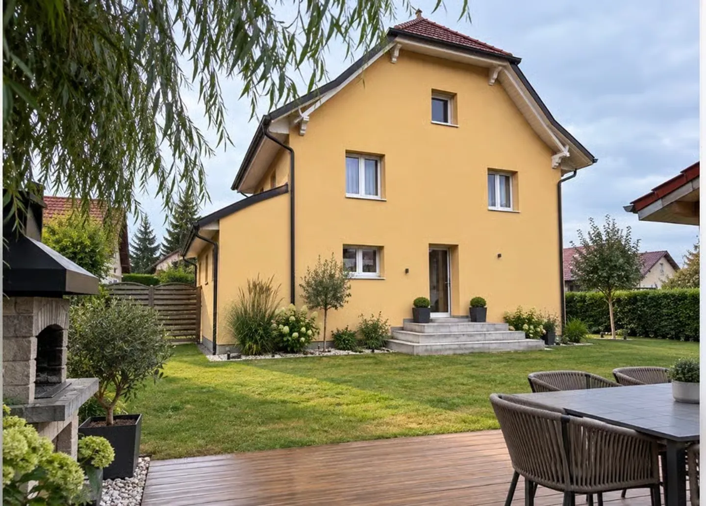 DETACHED HOUSE IN CHÉNENS - 150 M² OF LIVING SPACE AND GREAT POTENTIAL - Photo 1 of 6