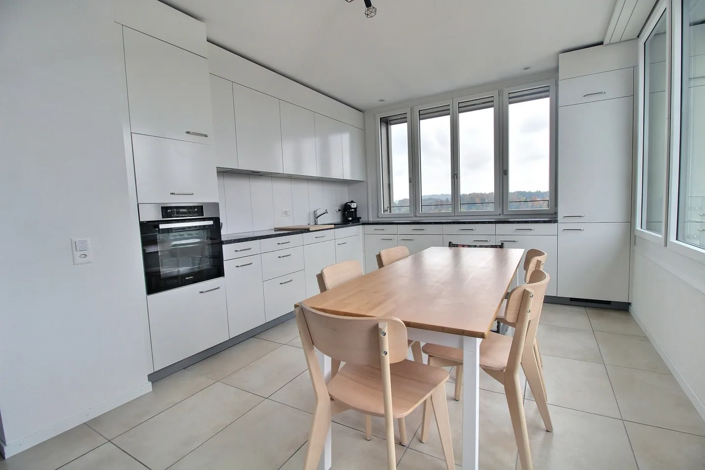 Magnificent 3.5-room apartment on the 9th floor for rent! - Photo 2 of 8