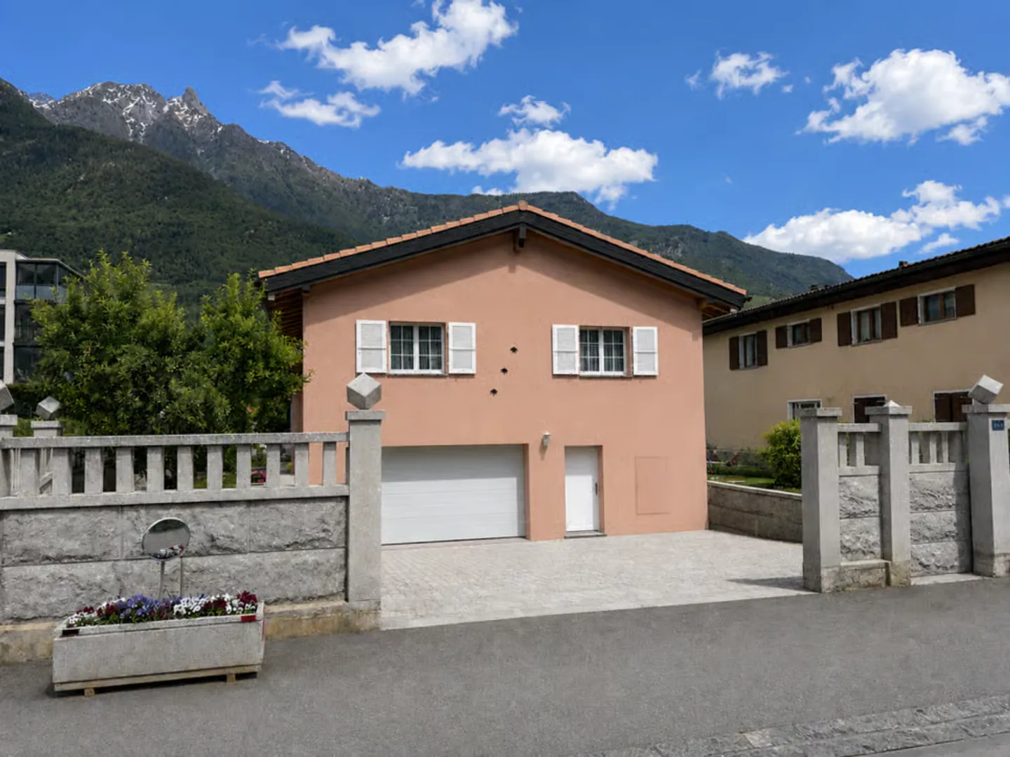 Very spacious individual villa of 5.5 rooms in Saxon with beautiful garden - Photo 1 of 13