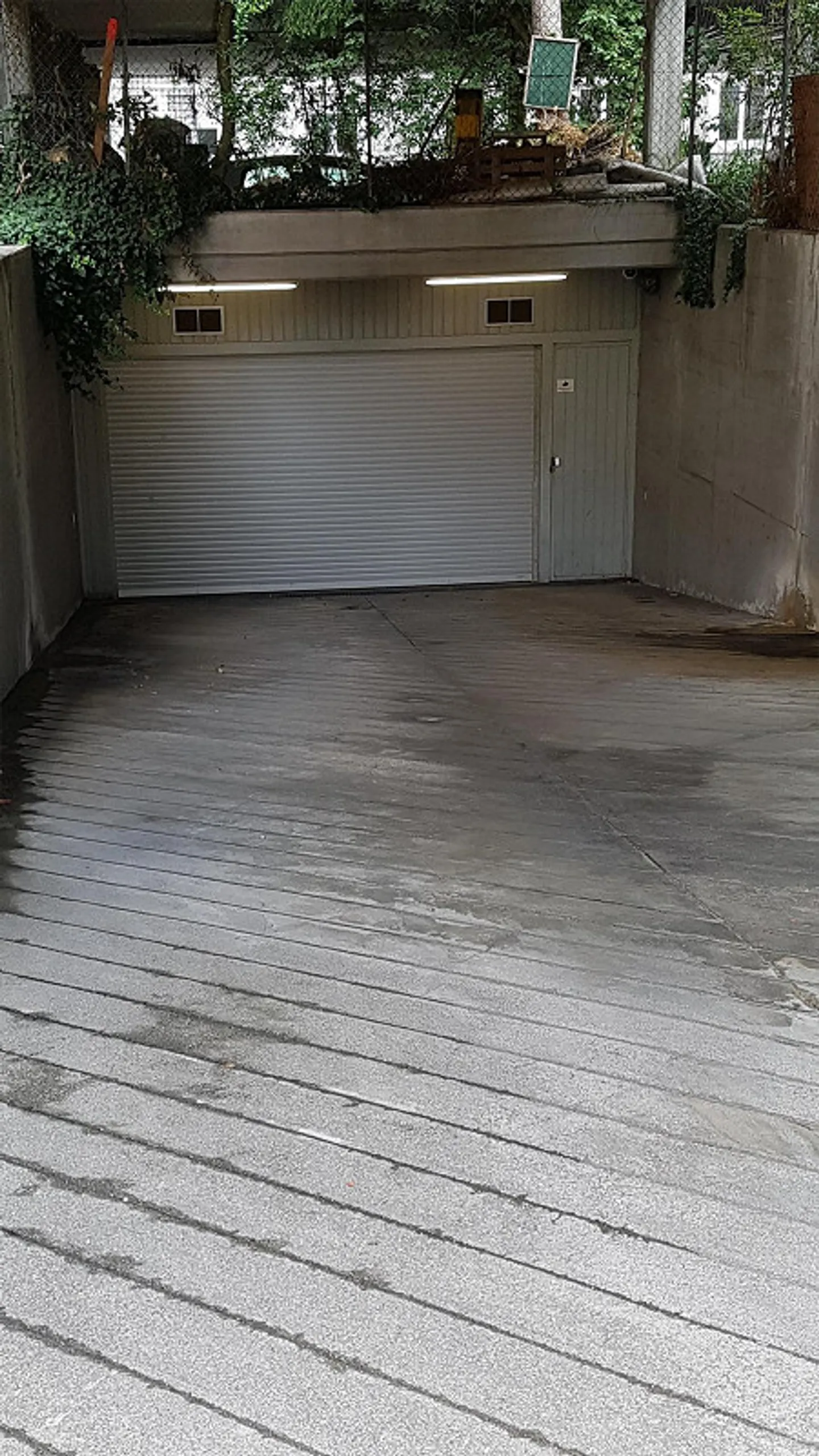 Einstellhallenplatz Nr. 25 Bireggstrasse (Neubad) - Foto 1 von 3