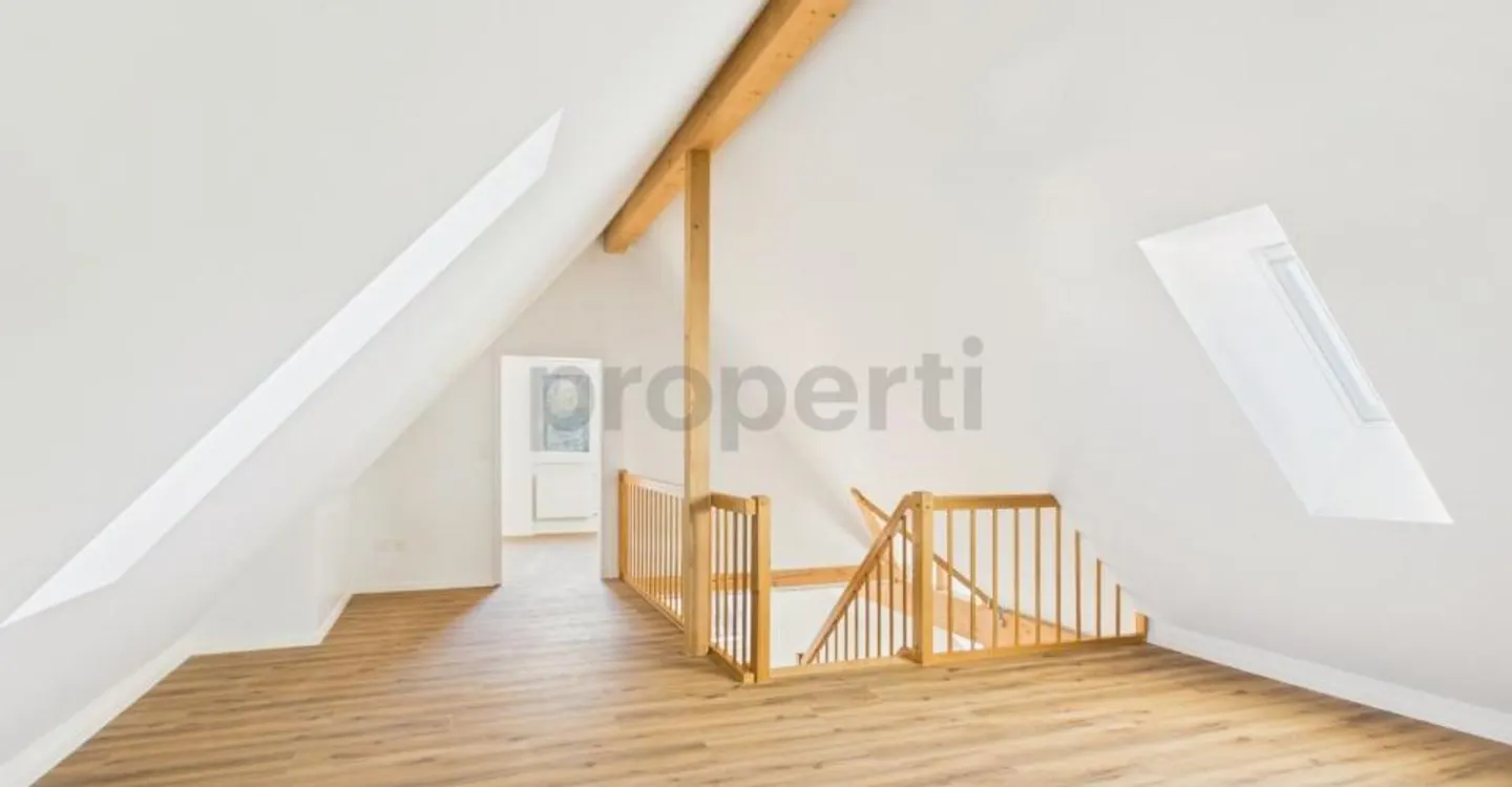 Maisonette avec charme de combles, poutres en bois et beaucoup de vie privée à Feuerthalen - Photo 5 sur 10