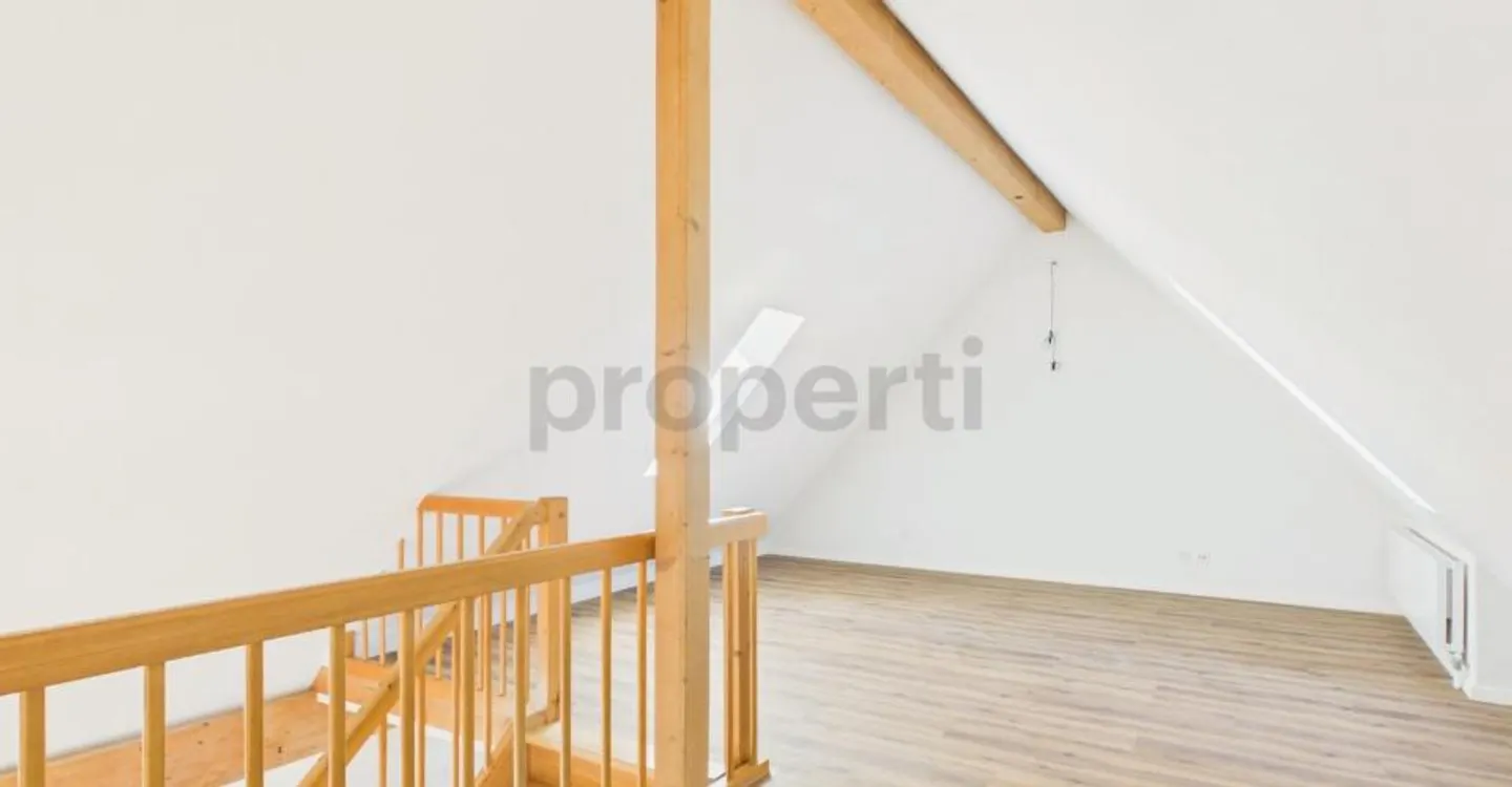 Maisonette avec charme de combles, poutres en bois et beaucoup de vie privée à Feuerthalen - Photo 6 sur 10