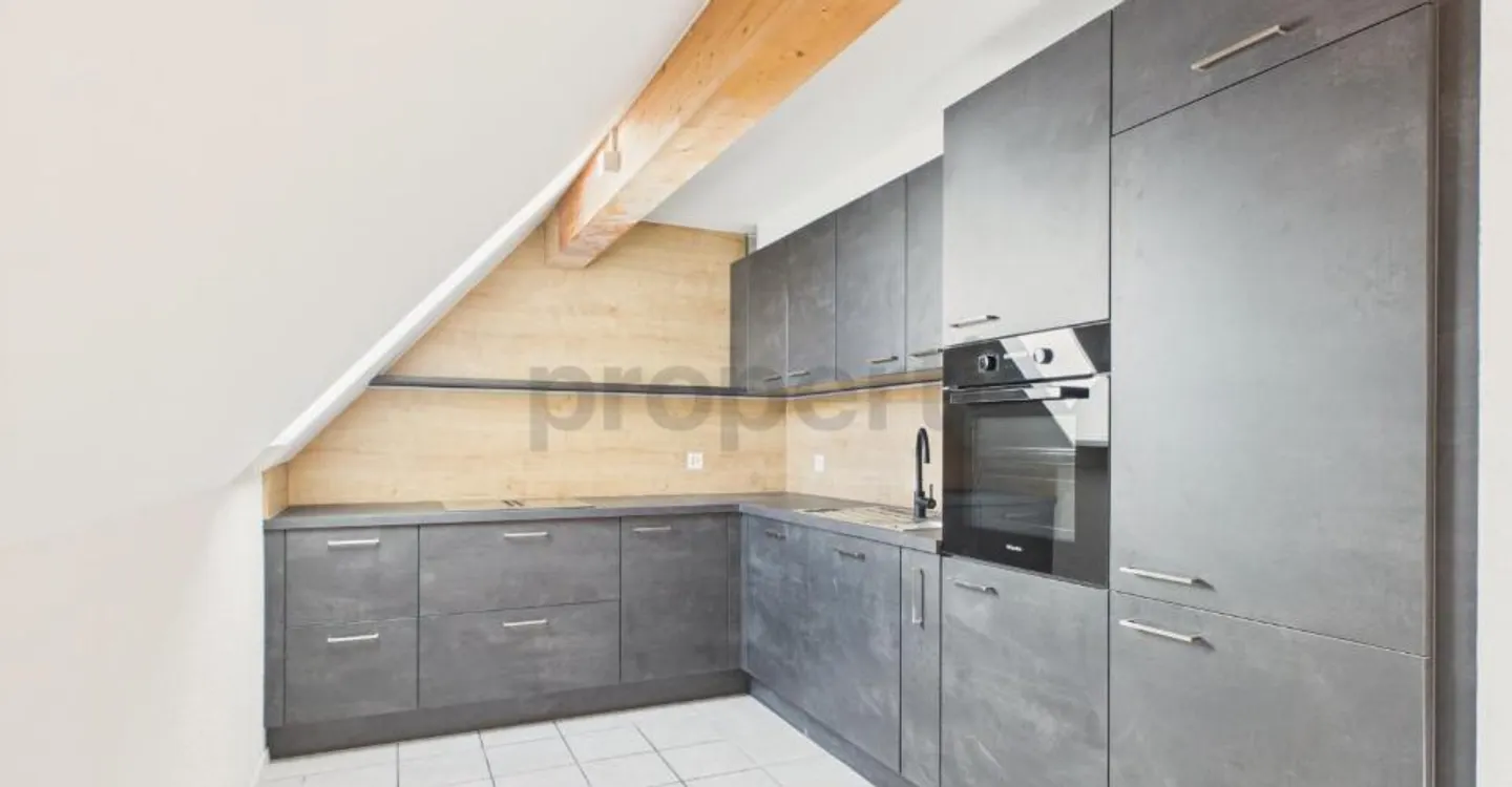 Maisonette avec charme de combles, poutres en bois et beaucoup de vie privée à Feuerthalen - Photo 4 sur 10