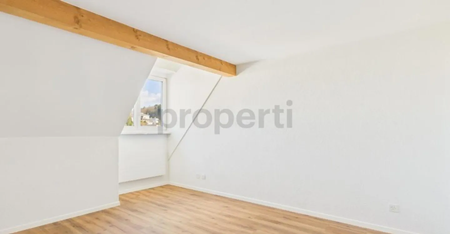Maisonette avec charme de combles, poutres en bois et beaucoup de vie privée à Feuerthalen - Photo 8 sur 10