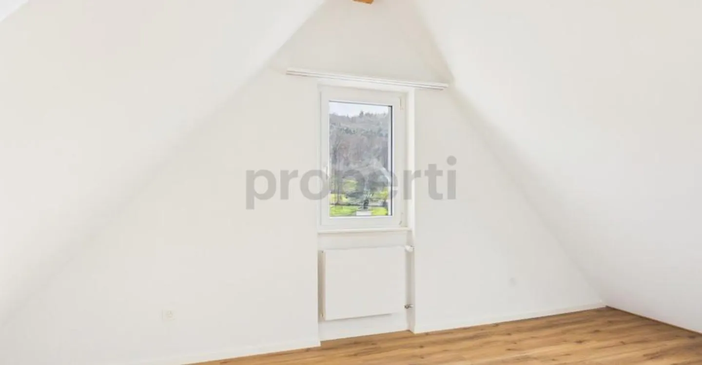 Maisonette avec charme de combles, poutres en bois et beaucoup de vie privée à Feuerthalen - Photo 9 sur 10