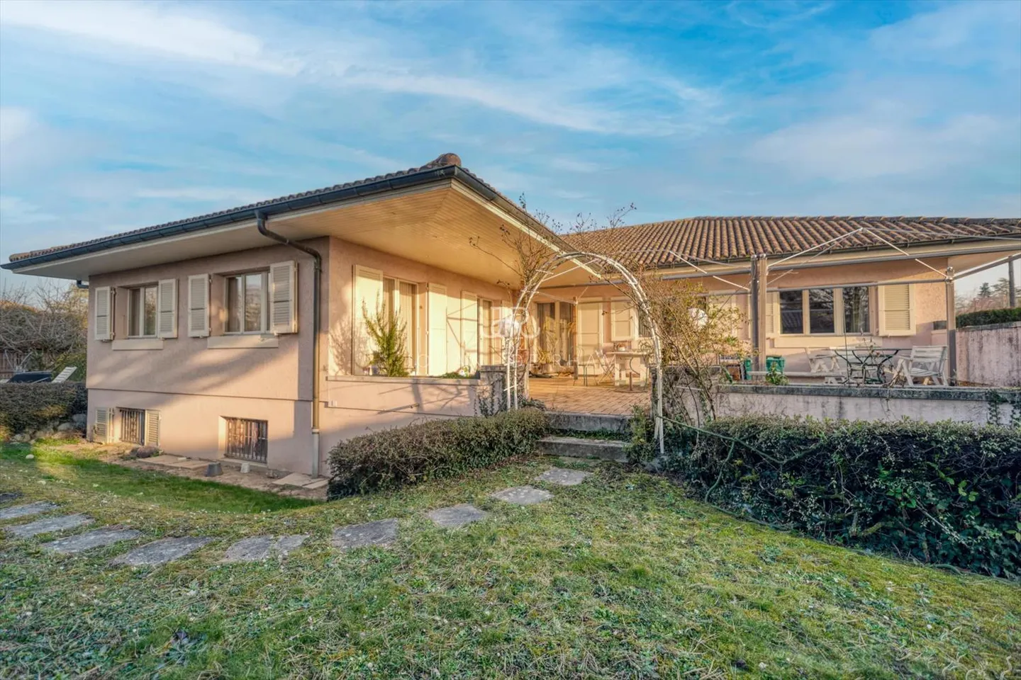 Grande casa con potenziale di sviluppo - Foto 1 di 6