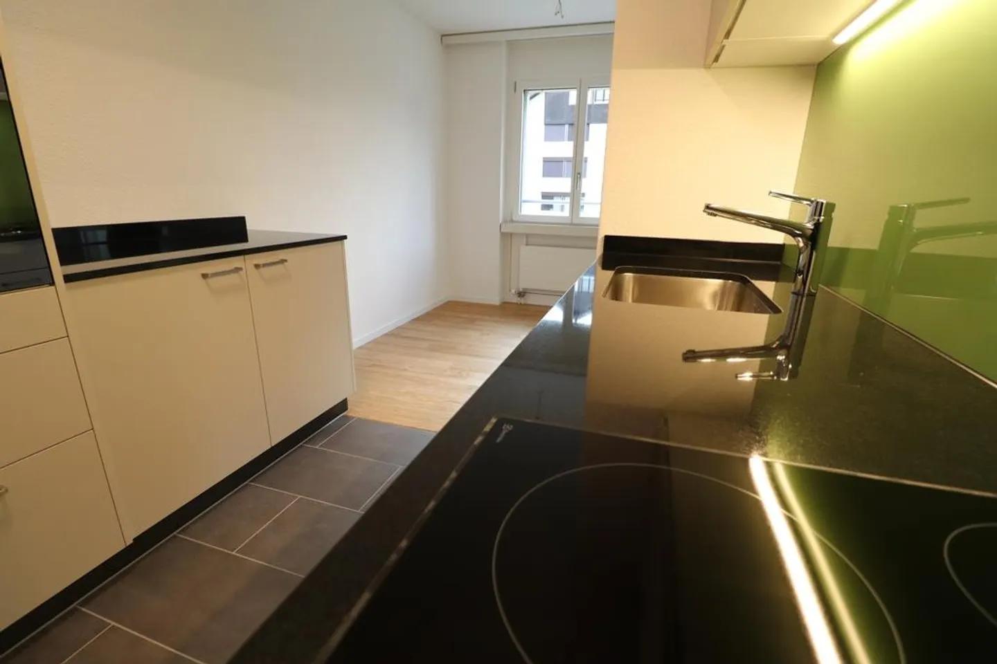 Appartement moderne de 2½ pièces avec balcon - Photo 4 sur 11