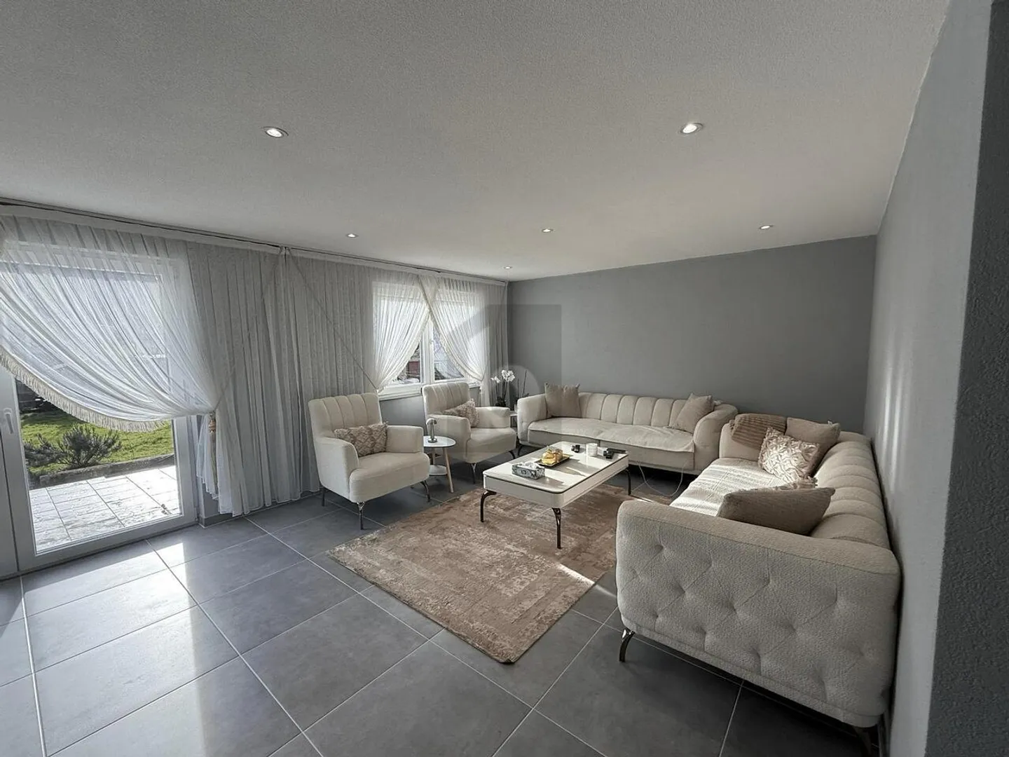 VOLLSTÄNDIG RENOVIERT MODERN AUSGEZEICHNET - Foto 3 von 6