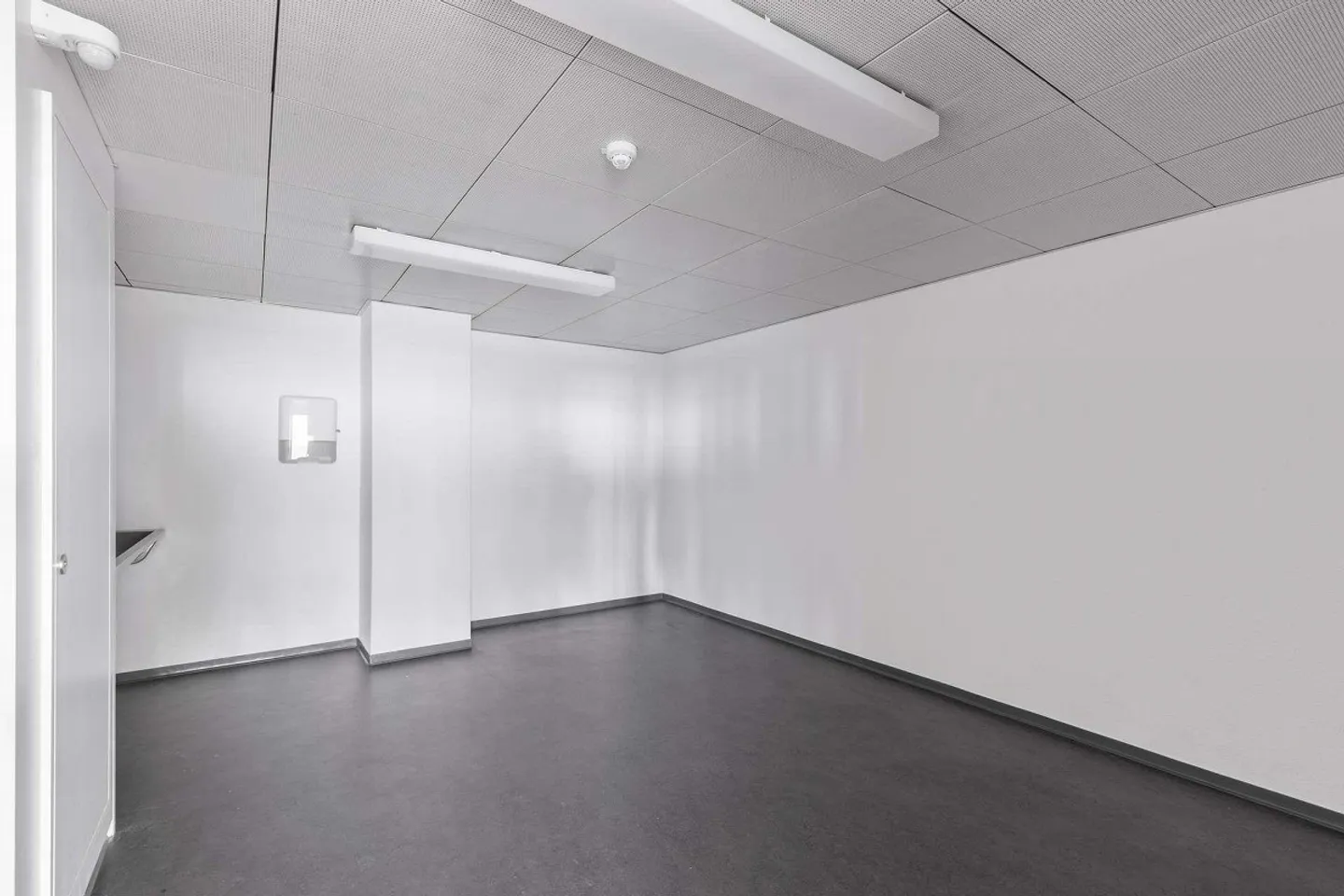 Plenty of Space. Versatile Opportunities. Your new production or ... - Photo 12 of 15