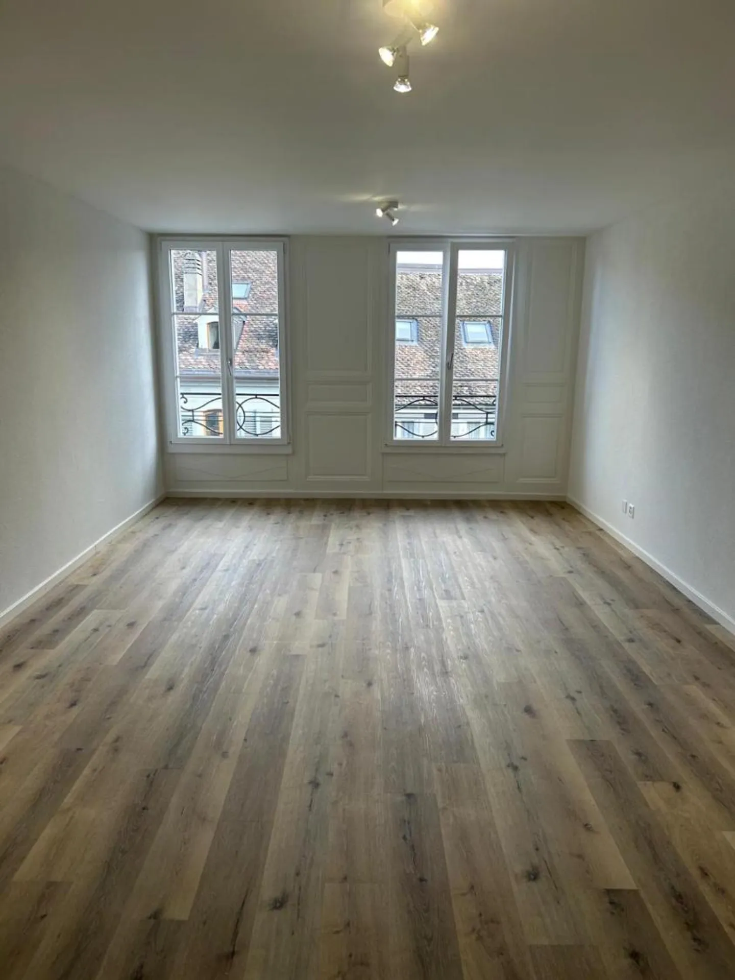 SPACIOUS 3-ROOM APARTMENT - Photo 1 of 13