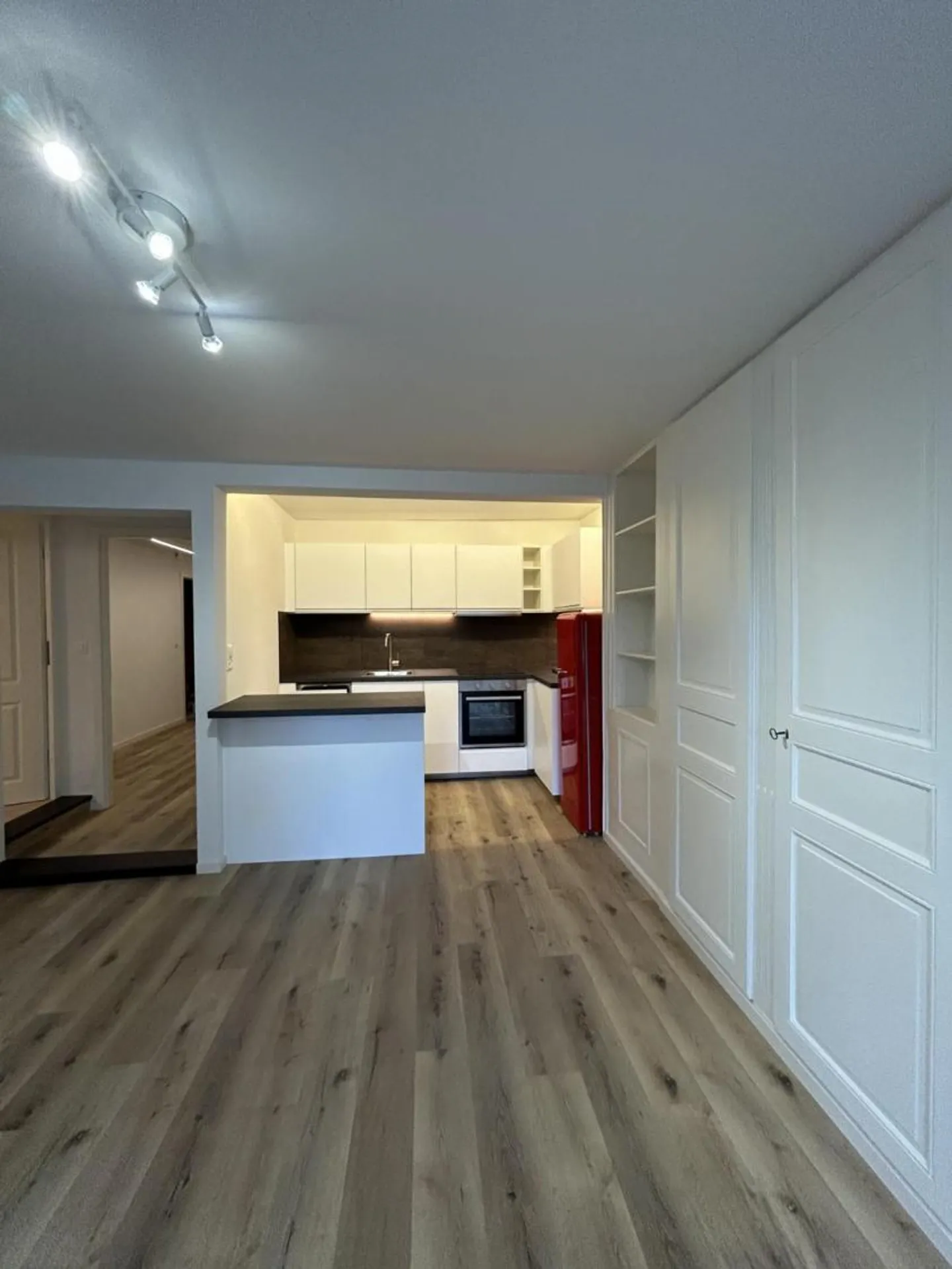 SPACIOUS 3-ROOM APARTMENT - Photo 2 of 13