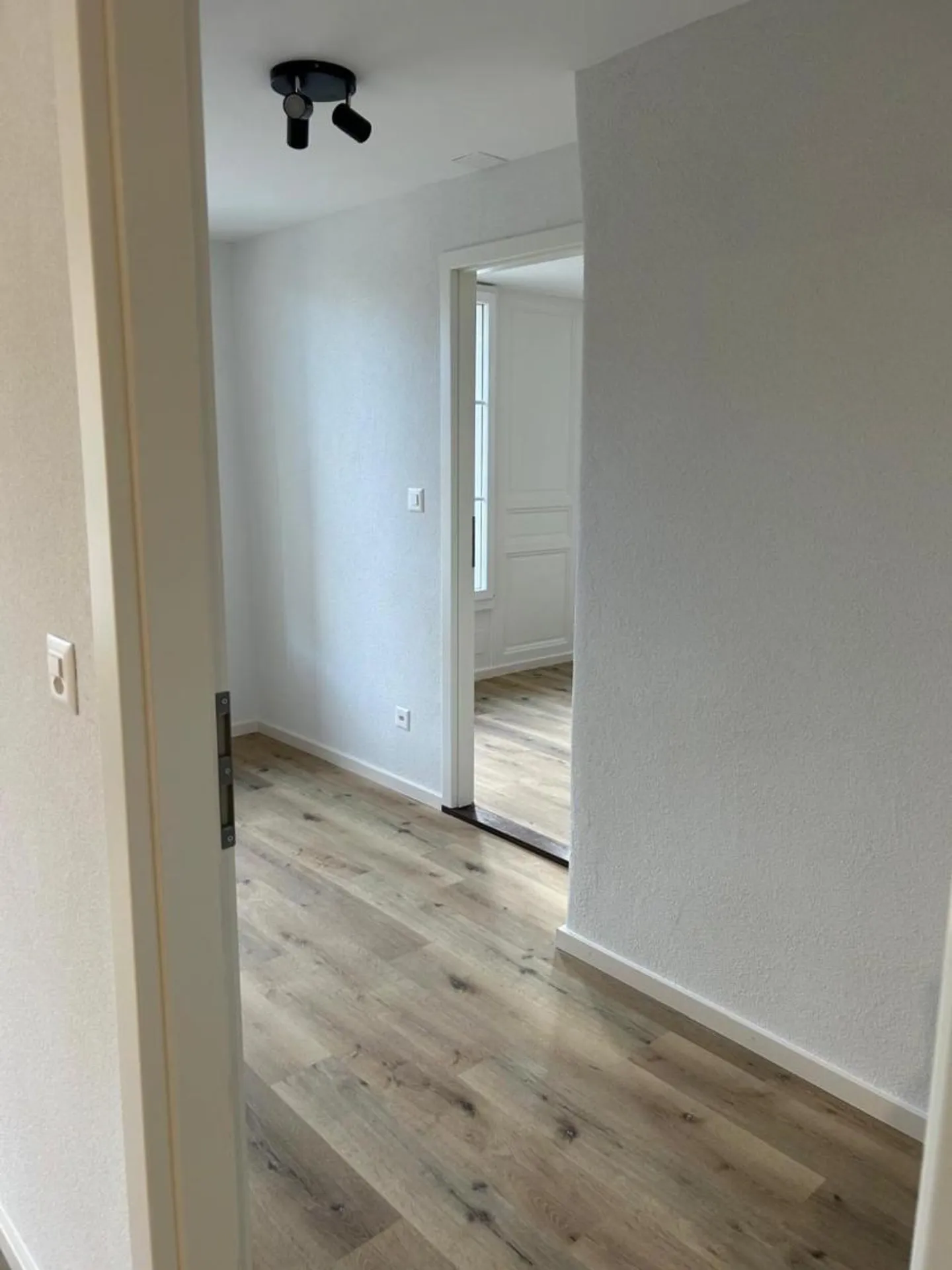 SPACIOUS 3-ROOM APARTMENT - Photo 7 of 13