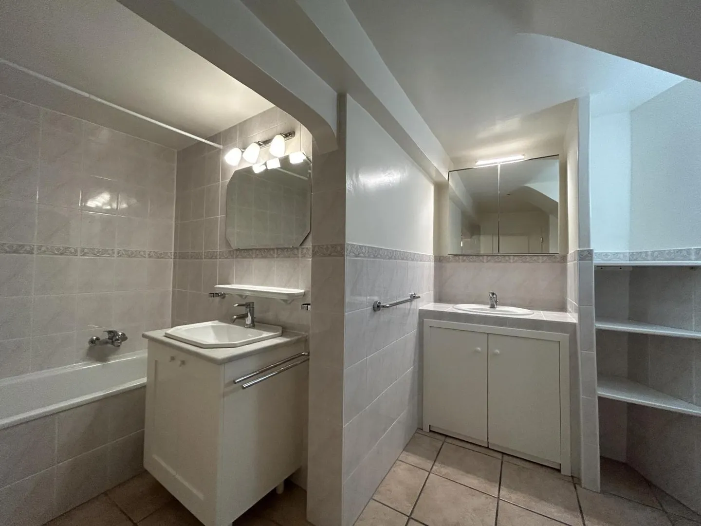 SPACIOUS 3-ROOM APARTMENT - Photo 11 of 13