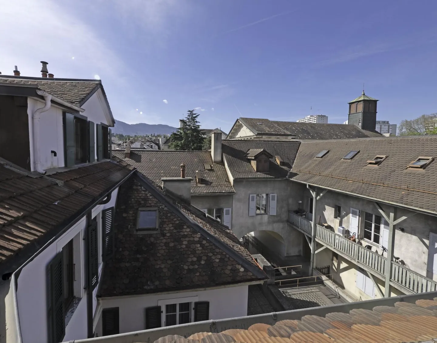 In the heart of Old Carouge, a 67-square-meter PPE condominium apartment under the roofs ! - Photo 4 of 4