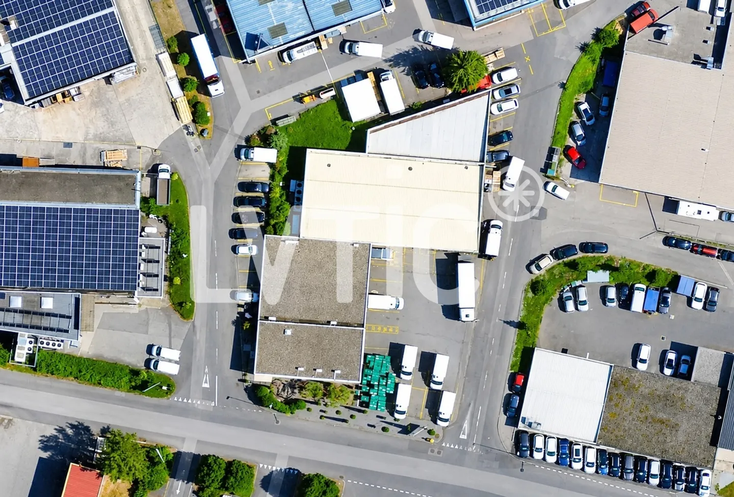 Industrial building of 1100 m2 for sale in Villars-Sainte-Croix - Photo 5 of 8
