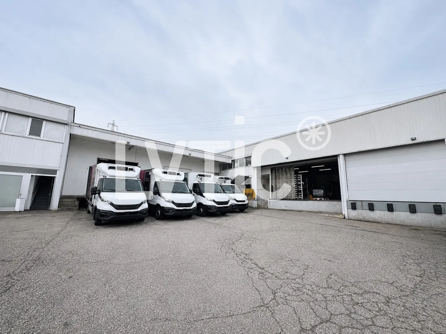 Industrial building of 1100 m2 for sale in Villars-Sainte-Croix - Photo 6 of 8