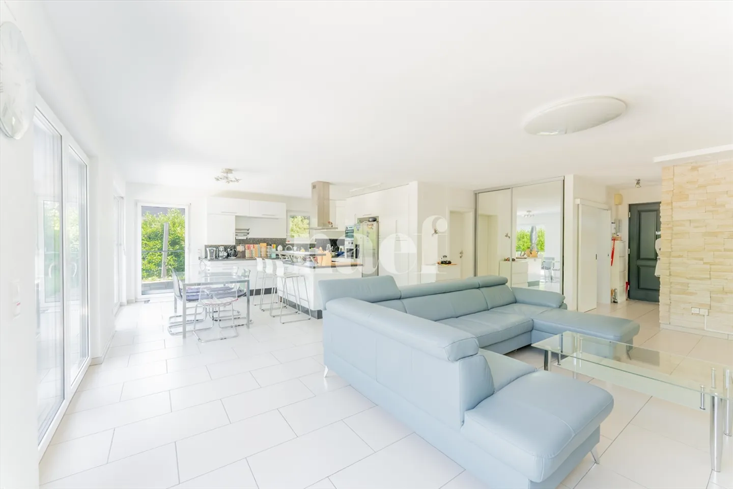Bright 5.5-Room Family Villa with Private Studio and Spa - Photo 4 of 13