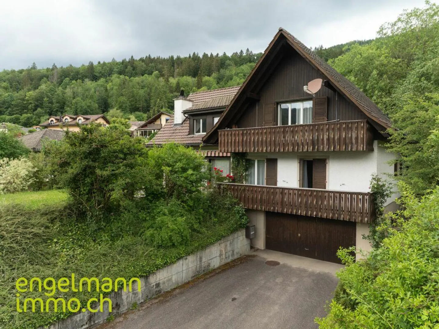 Detached house with 2 apartments + studio - Photo 2 of 11