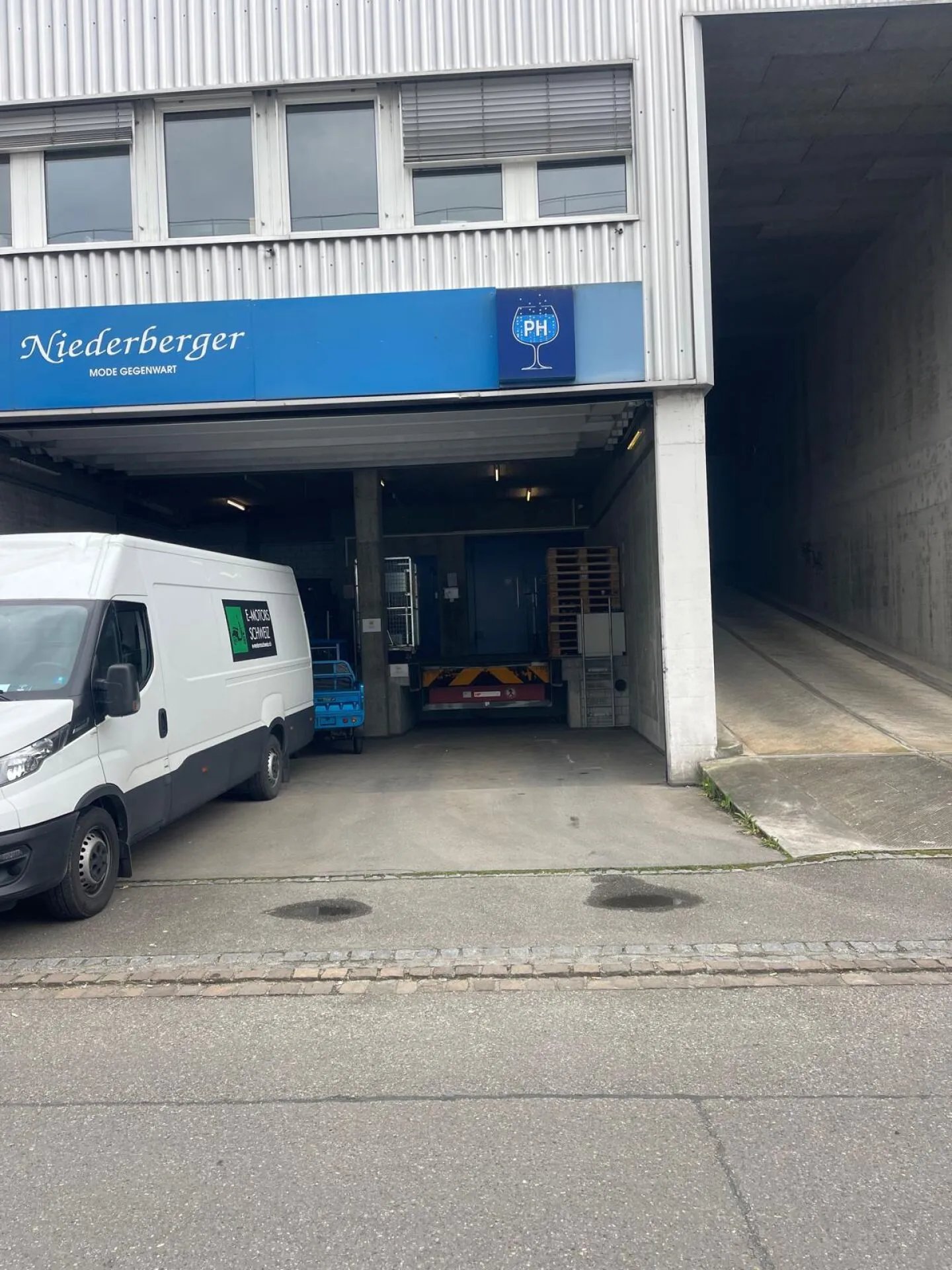 Espace commercial et surface de stockage à Aesch BL - Photo 5 sur 5