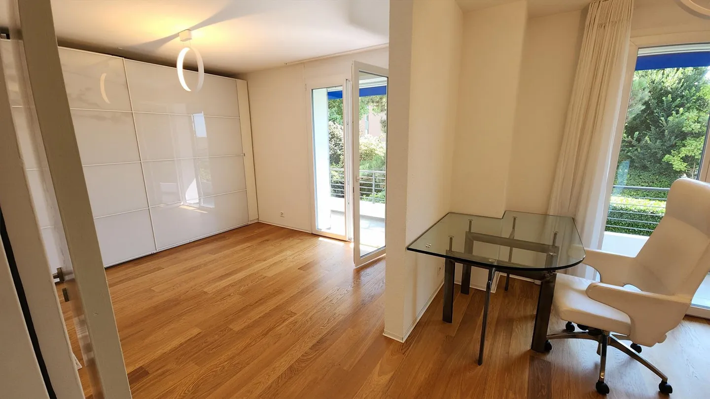 Modernes 6.5-Zimmer-Einfamilienhaus mit Pool in Binningen - Foto 5 von 10