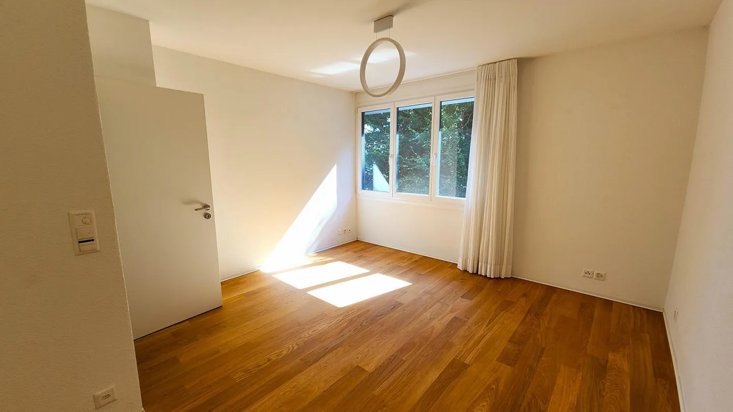 Modernes 6.5-Zimmer-Einfamilienhaus mit Pool in Binningen - Foto 6 von 10